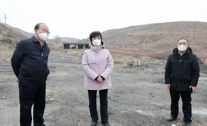 1月11日,宁武县委副书记,县长赵亚峰调研东寨镇集中供暖热源厂选址