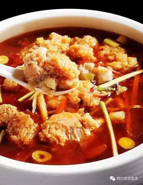 极品鱼蛋这里的厨师却将其与茶树菇一起过油后,再加泡椒,香辣酱,青椒