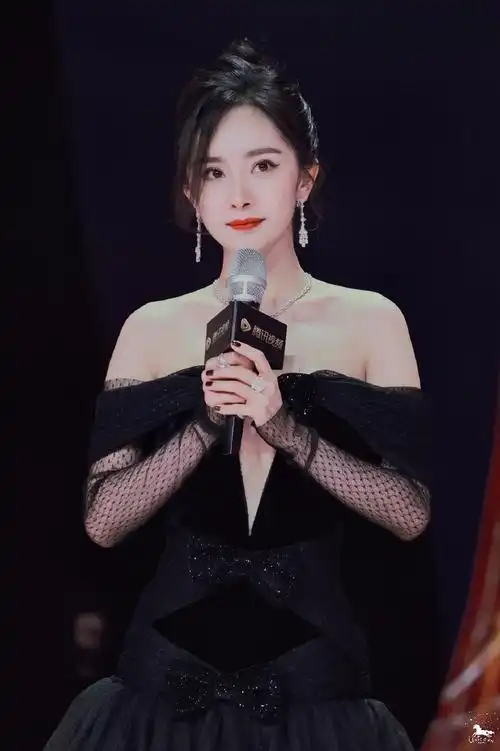 杨幂一字肩深v黑纱裙