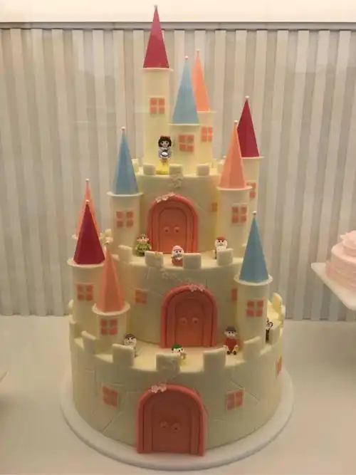 其中那个城堡蛋糕挺吸引我的