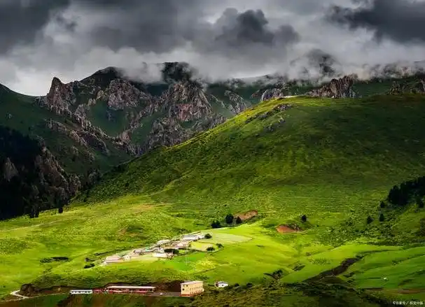 四川阿坝一个仙境般的景区,有108个湖泊,320米宽的瀑布气势磅礴