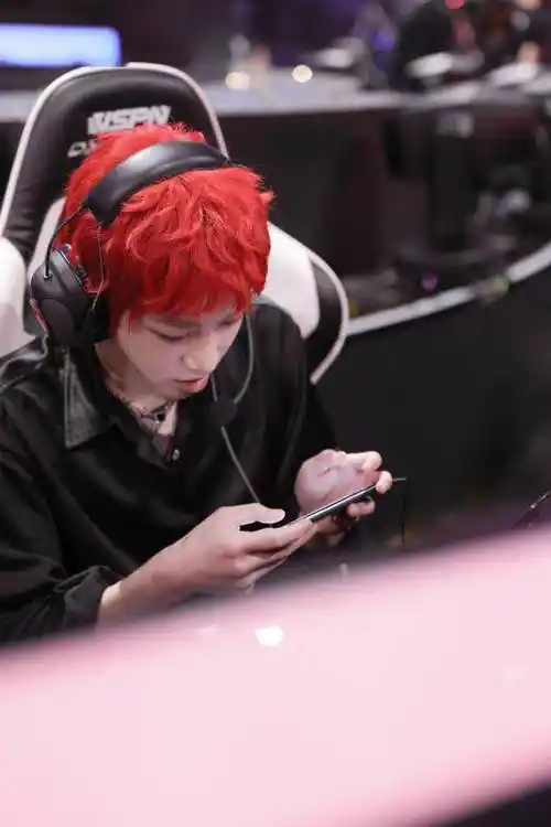 华晨宇和平精英明星双排表演赛现场花絮 花瓣镂空装与红发呼应_写真