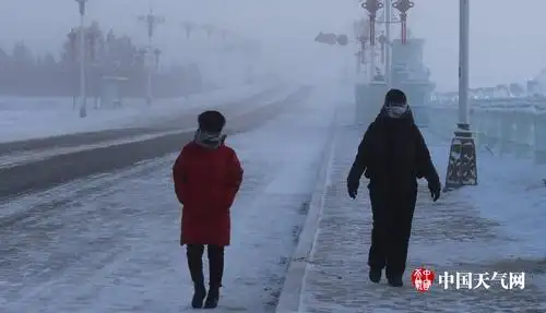 严寒天气来袭,最北县漠河出现"冰雾"天气