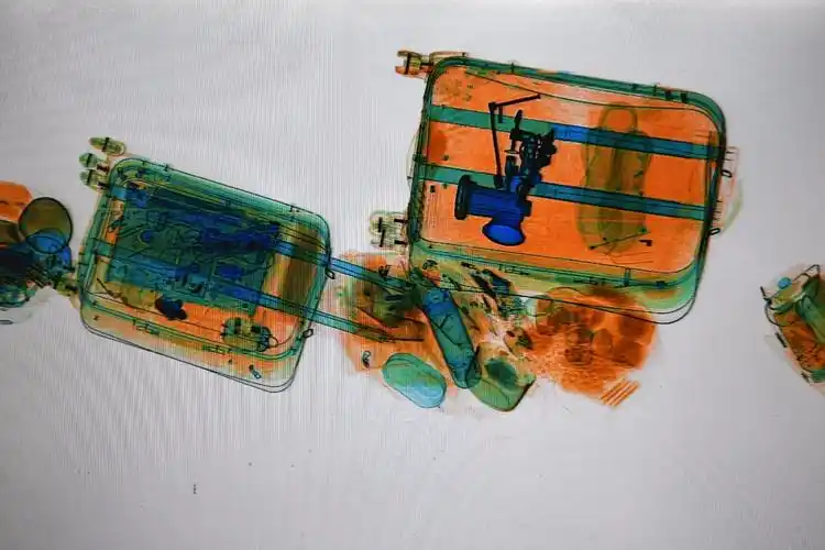 x光安检机下的春运行囊万千物品原形毕露