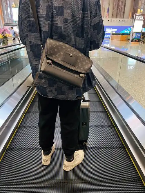 94非常推荐的一款男士包包lv voyager 小号邮差包价格:1820006