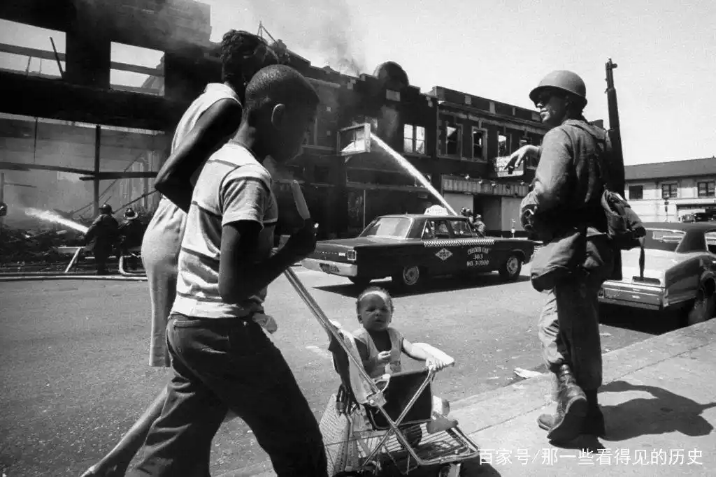 1967年美国底特律骚乱 坦克直接开上了街头 汽车城彻底废了