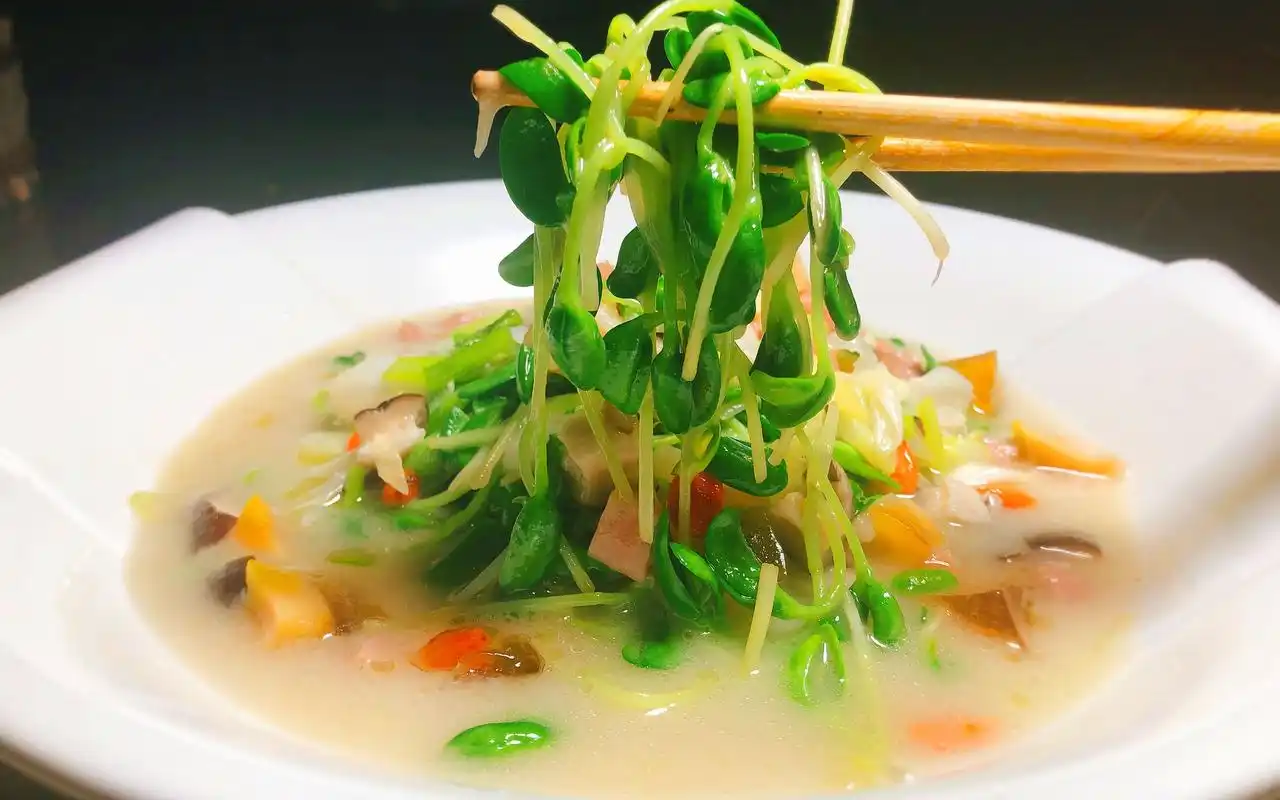 【上汤豆苗】 厨师秀教你:上汤豆苗的制作方法,这道菜绝对不会劝退