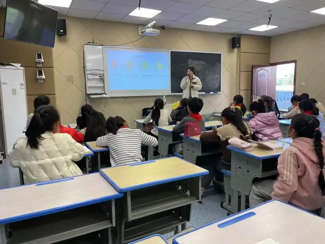 桐庐县学府小学蓝媒小记者零距离与新闻报道碰个面