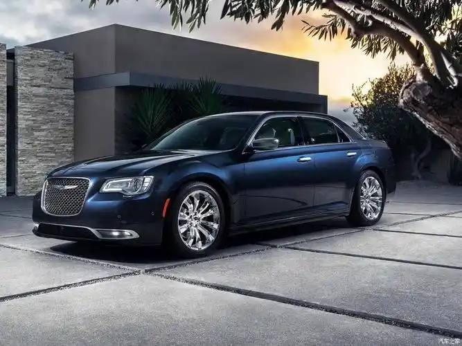 这辆豪车是基于克莱斯勒300c改装而来(ps:下图为未改装版克莱斯勒300c