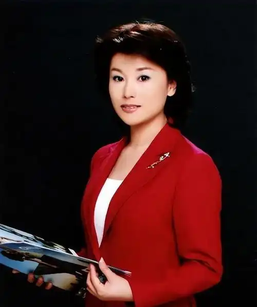 事实证明工人出身的央视主持人和佳已经走上了人生另一条大道