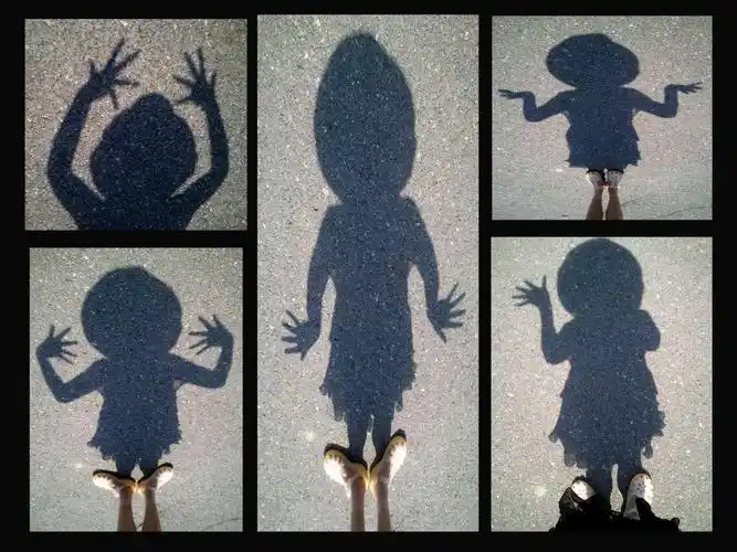 低头看到自己的影子映在路面上,随手拍下来,觉得好玩,又摆了几个造型