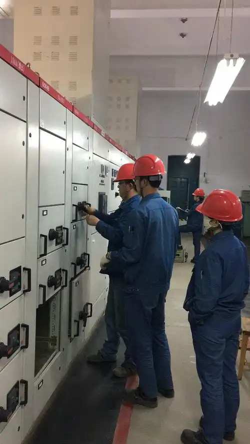 维修车间电工加班检修53#变电所