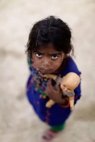 刚刚五岁的巴基斯坦女孩,因为洪水灾害而搬进了贫民窟——daily life