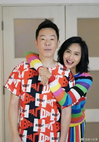 50岁朱茵为老公黄贯中庆生送惊喜亲密搂脖子大秀恩爱