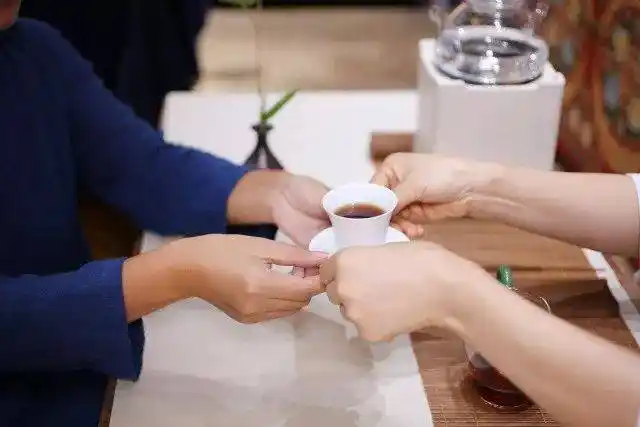 生活 爱茶的人,值得深交 8* 懂礼仪 茶是礼敬的表示,无论泡茶还是奉茶