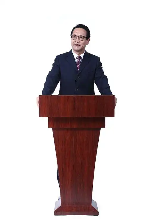 演讲台上的中年男人