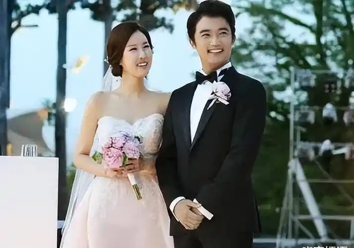 韩国顶流男星安在旭晒全家福送女上学,参加小学入学礼_女儿_妻子_崔贤