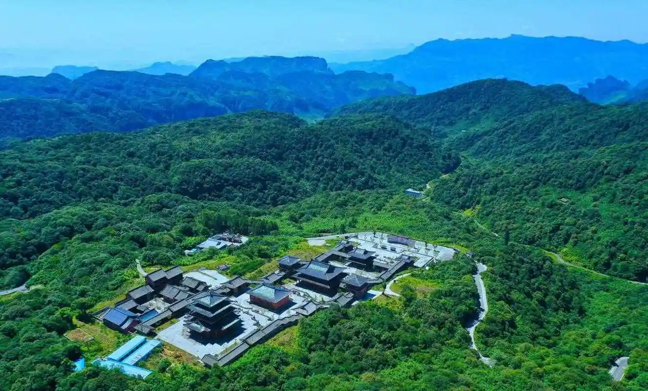 山顶的金佛寺,一定要去看看