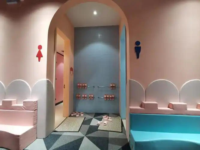 在外面玩得出了一身汗 准备去水乐园凉快下 这里设有亲子更衣室 更衣