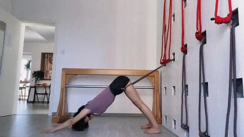 月经结束后集中练习倒立姿势