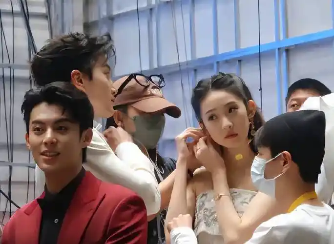 范世琦张艺凡被曝恋爱男方与女助理挽手疑似还有第三者