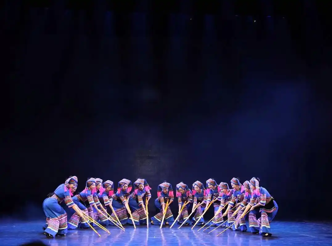 群星奖里的桂风壮韵 ——广西舞蹈《打扁担》荣获第十八届群星奖