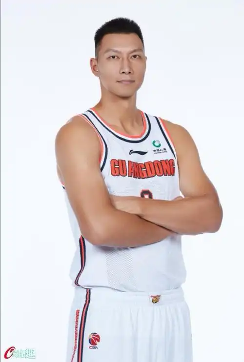 cba新赛季写真 | 易建联个人9p