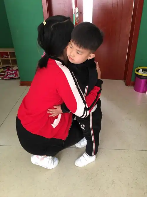 美好的一天很快过完了,老师和我们小朋友在拥抱,这一天过的