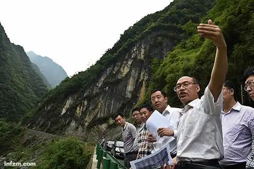 湖北恩施土家族苗族自治州巴东县委书记陈行甲(左四)在下乡调研中.