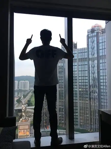 艾伦杀青背影健身长腿抢眼 今年作品众多渐呈霸屏之势《羞羞的铁拳》