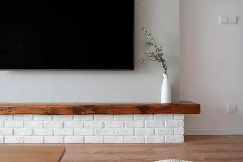 电视柜是砖砌成的,简单的粉刷搭配原木板很有层次感.