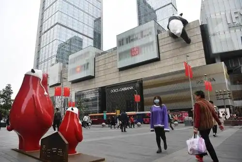 deux nouvelles statues installes prs du 00 panda