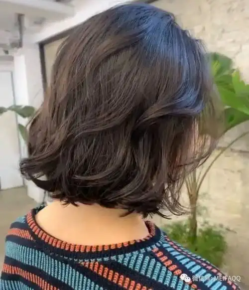 短发的波波头卷发会使你看去更加的显高和时尚,喜欢短发烫发的女生