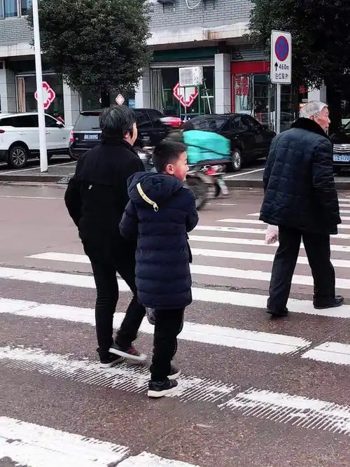 扶老奶奶过马路.