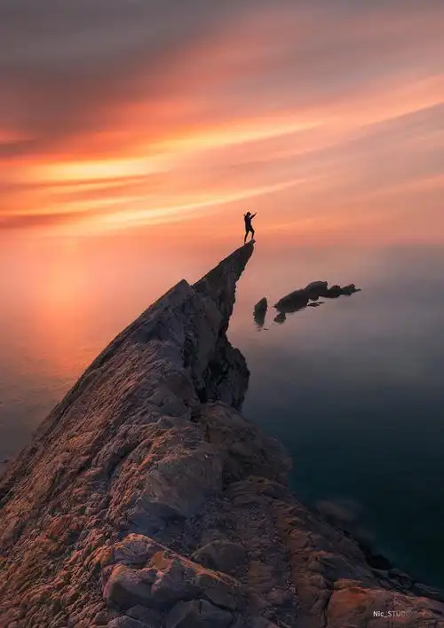 只有努力攀登顶峰的人,才能把顶峰踩在脚下.困难是人的教科书.