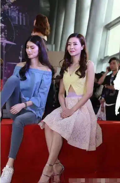 28岁何穗同框37岁熊黛林满屏尴尬网友超模和嫩模差距太大了