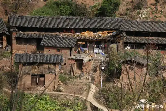 云南红土高原上的那些山村里的房子