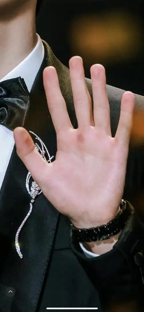 王一博参加电影频道闭幕式, 手心破了引关注,网友心疼不已!