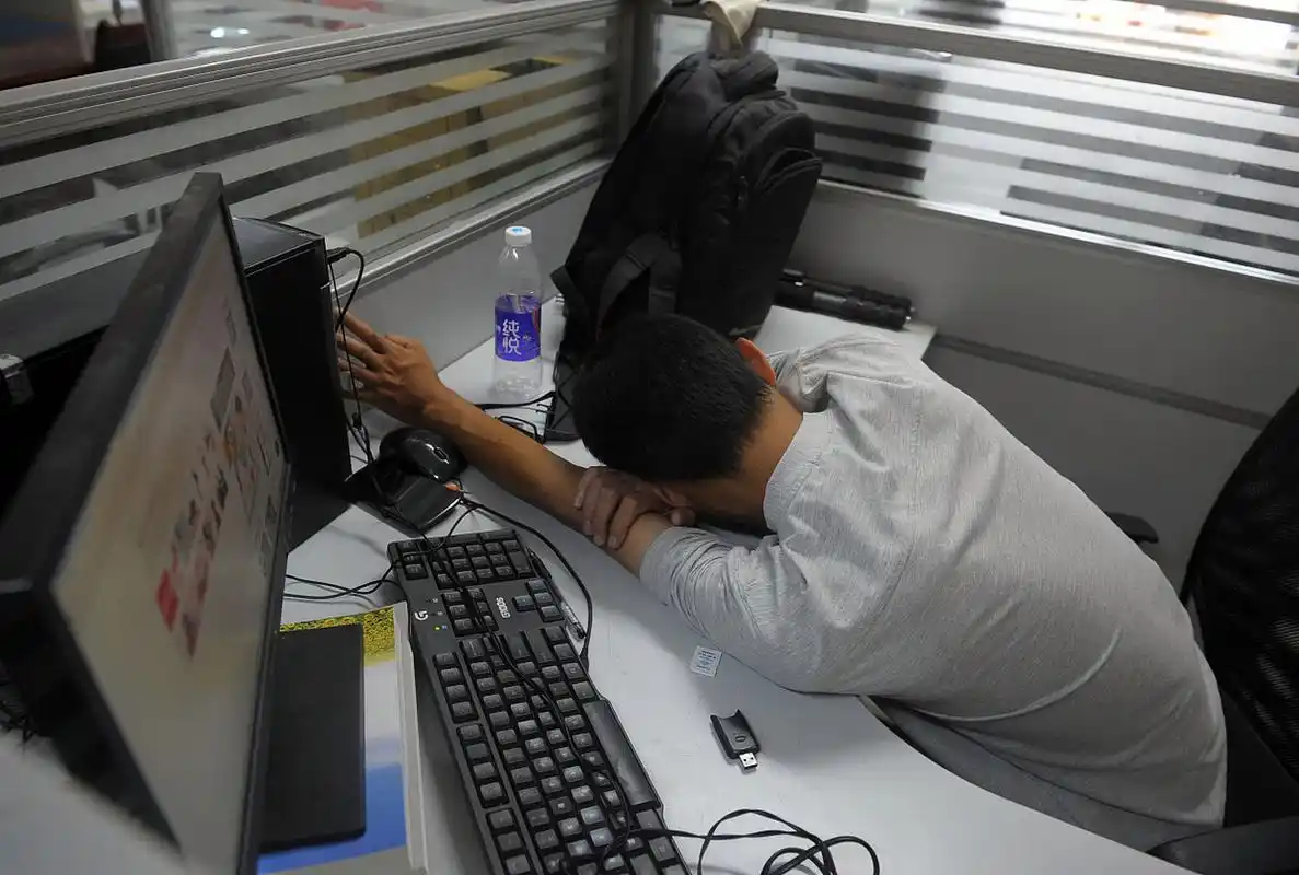 当他到达时,发现bob正在办公桌上睡觉,工程师非常生气,于是他在bob的