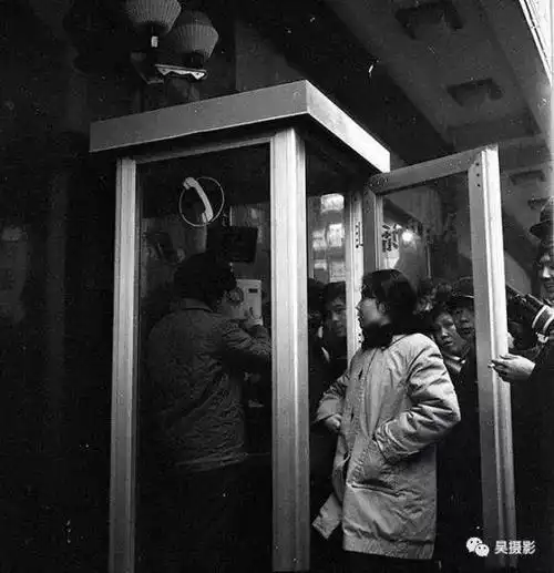 图片来源@大河边缘1   80年代公用电话亭总是人满为患   排长队只为