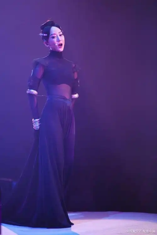 左手指月一曲封神:萨顶顶