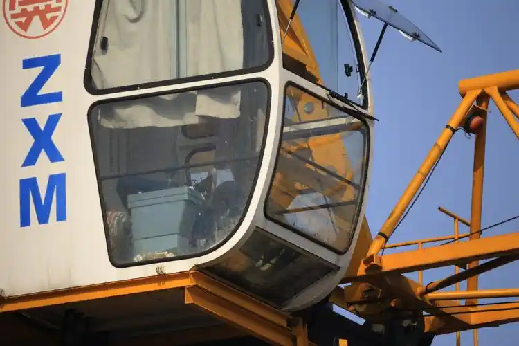 【套图】高处的塔吊操作室-蜂鸟网