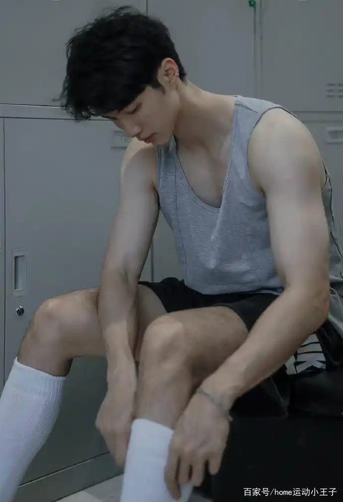 帅气健身男更衣室肌肉照,浑身腱子肉公狗腰太吸睛,真羡慕
