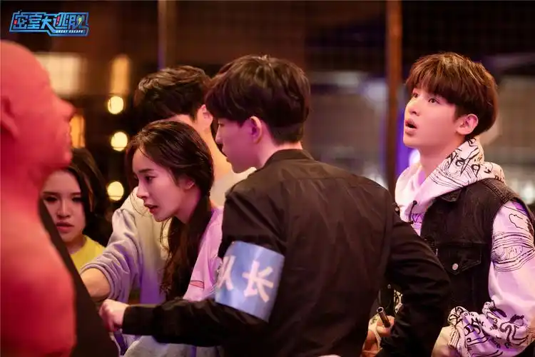 《密室大逃脱》超逼真场景获赞 邓伦被"地震"吓飞