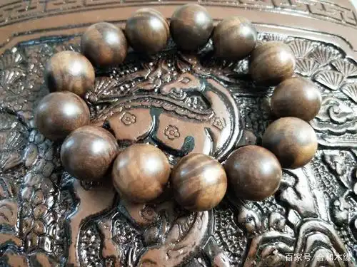 为什么那么多人选择黑胡桃家具,看看黑胡桃手串就知道了