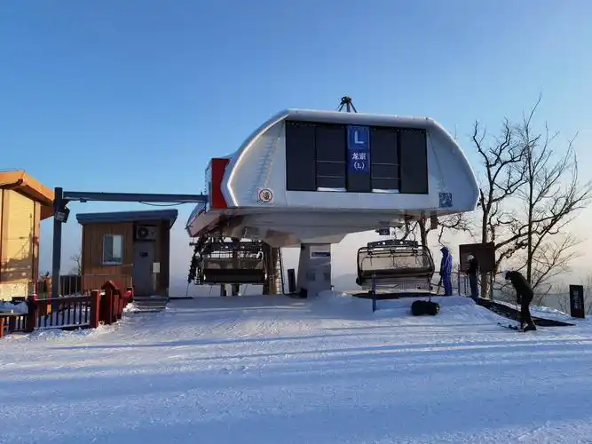 这是滑雪道缆车上站.