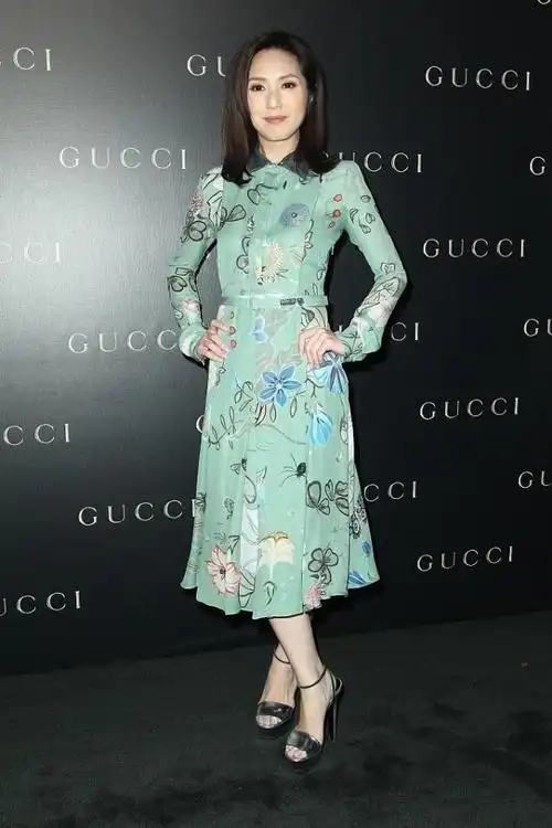 杨千嬅把衬衫穿出别样风情领口缠一圈布带脖子看着有点勒