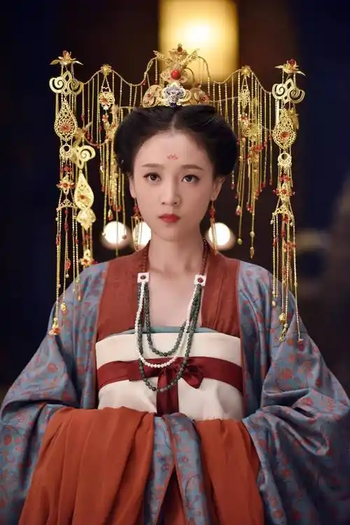 古装剧大婚造型,杨幂仙气热巴时尚,赵丽颖最特别_红色_头饰_头冠