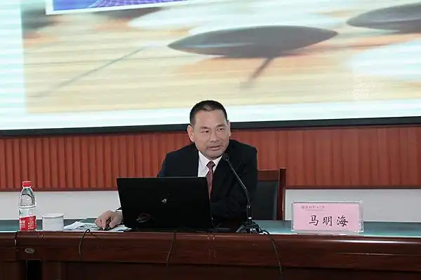 马明海则是山东潍坊的一个房地产老板,旗下公司同时拥有热力公司等多