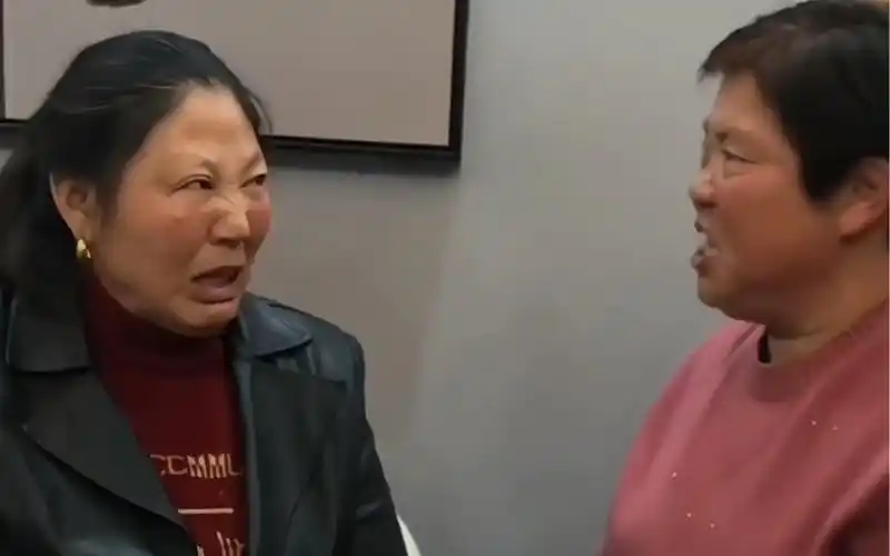 她们谈吐间有一个人已经身败名裂了#村里那些事 #大妈 #搞笑